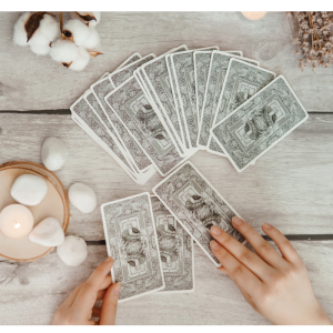 Videocorso per imparare a leggere le carte oracolari e sviluppare l’intuizione nella lettura dei messaggi delle carte.