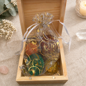 Set di 7 Armonizzatori Energetici dei Chakra artigianali con sacchetto in organza e scatola in legno.