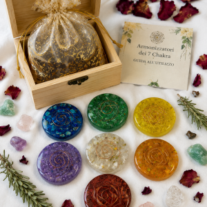 Set artigianale di 7 Armonizzatori Energetici dei Chakra in resina con simbolo energetico in rame