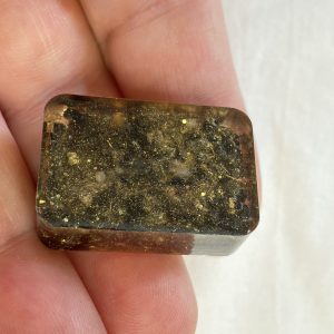 Dettaglio della Zeolite naturale inglobata nelle Rune artigianali in resina