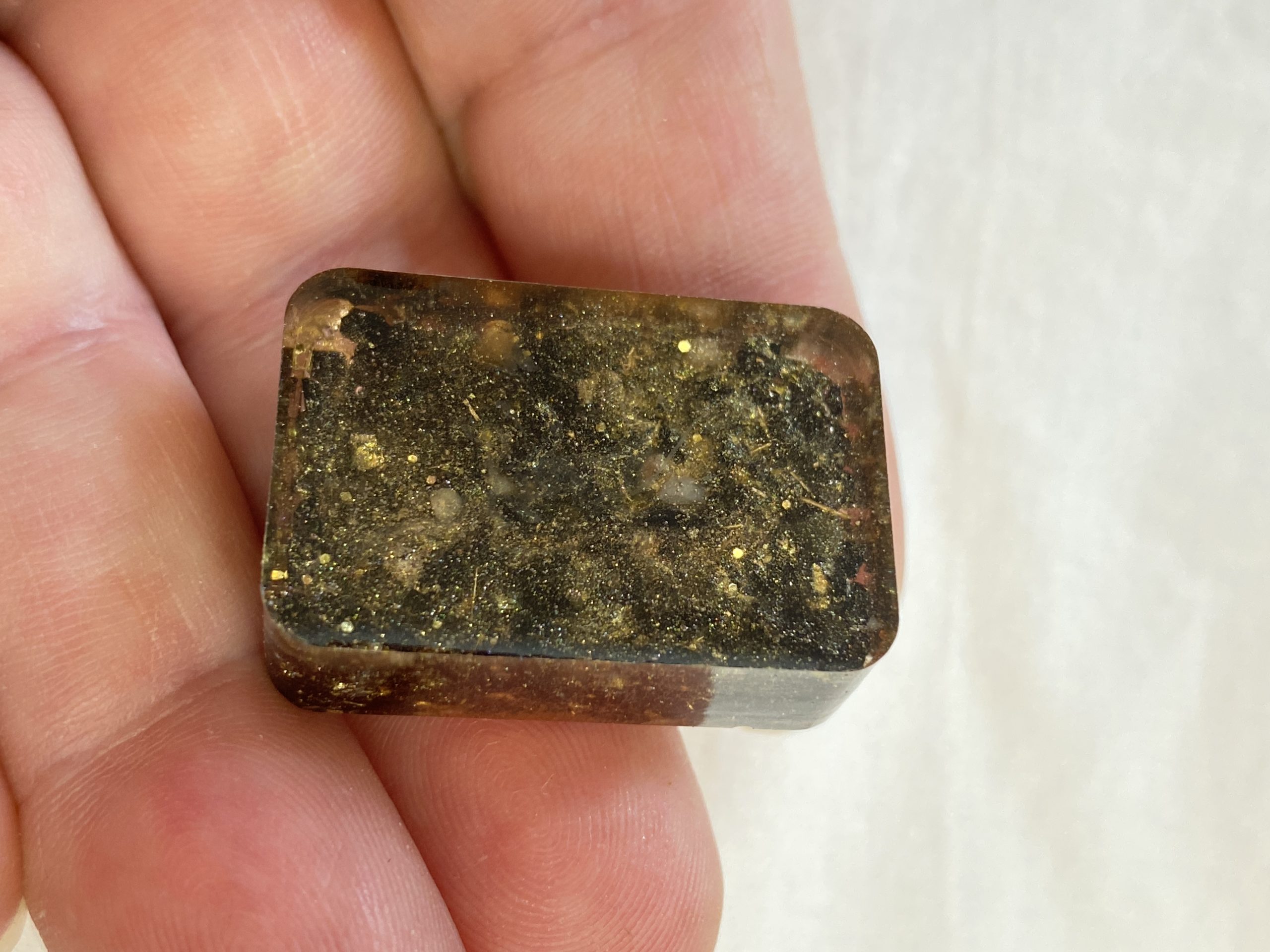 Dettaglio della Zeolite naturale inglobata nelle Rune artigianali in resina