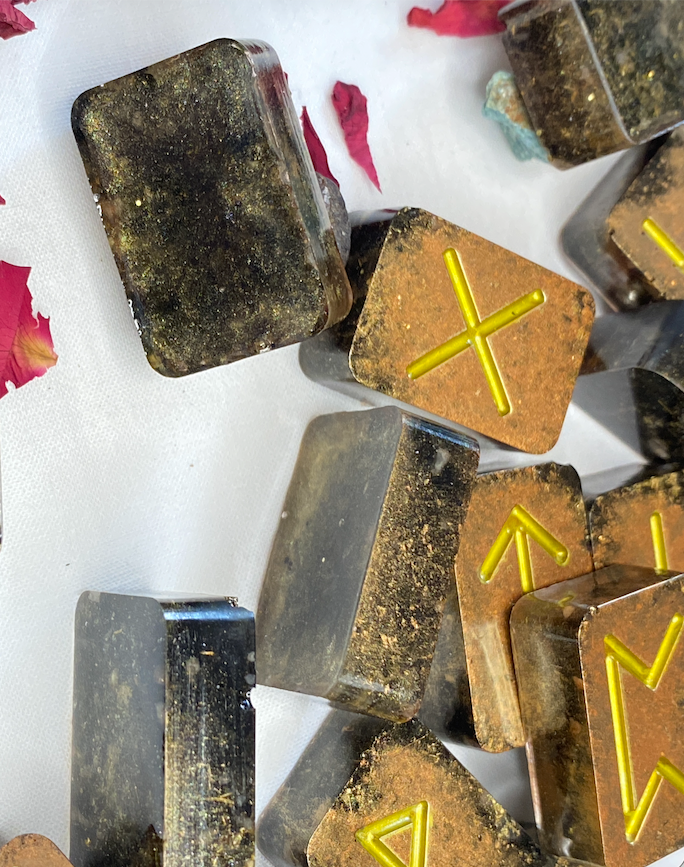 Dettaglio delle Rune artigianali in resina con Zeolite naturale e simboli dorati