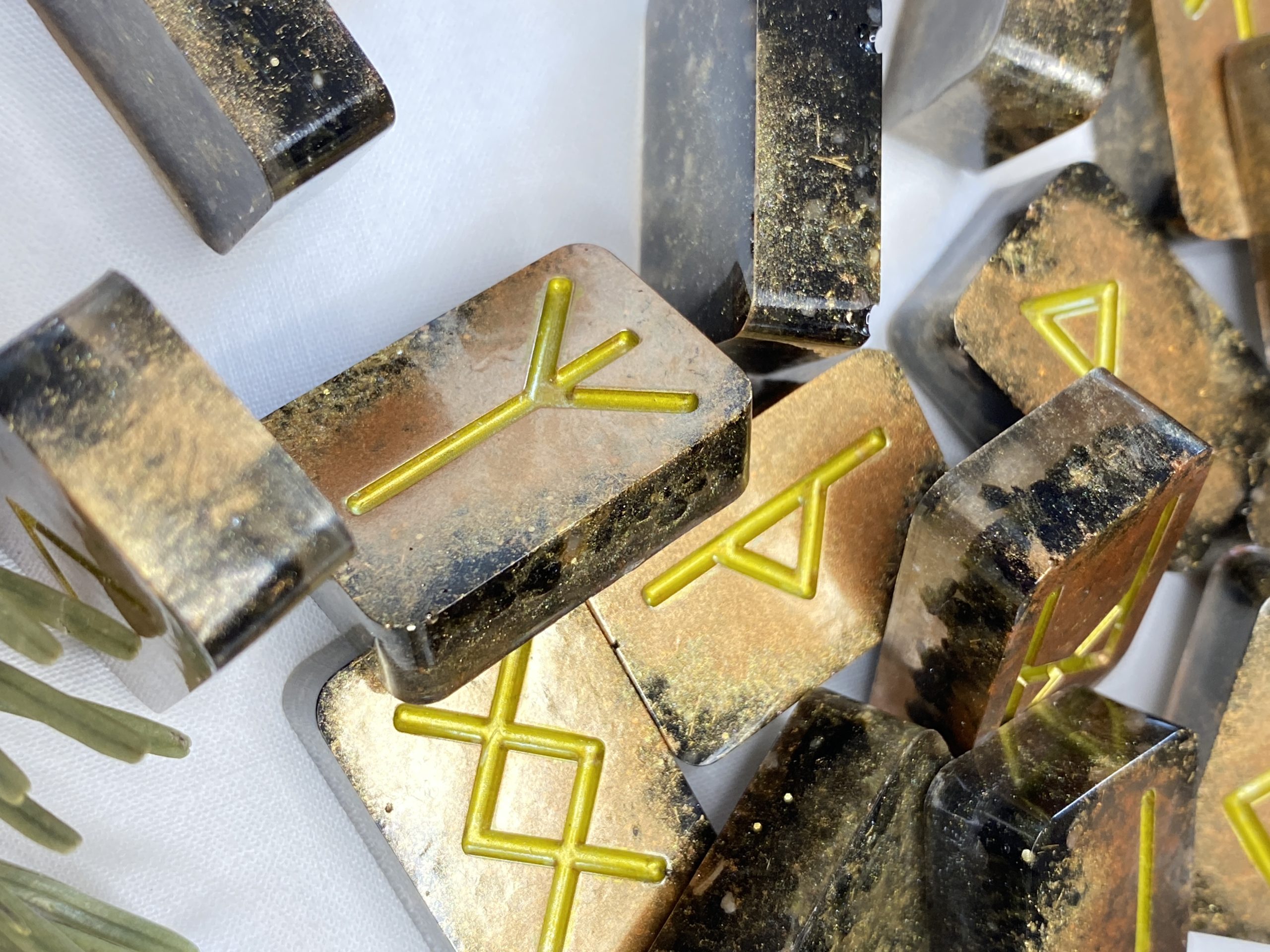 Dettaglio dei simboli delle Rune in resina artigianale con inclusioni di Zeolite
