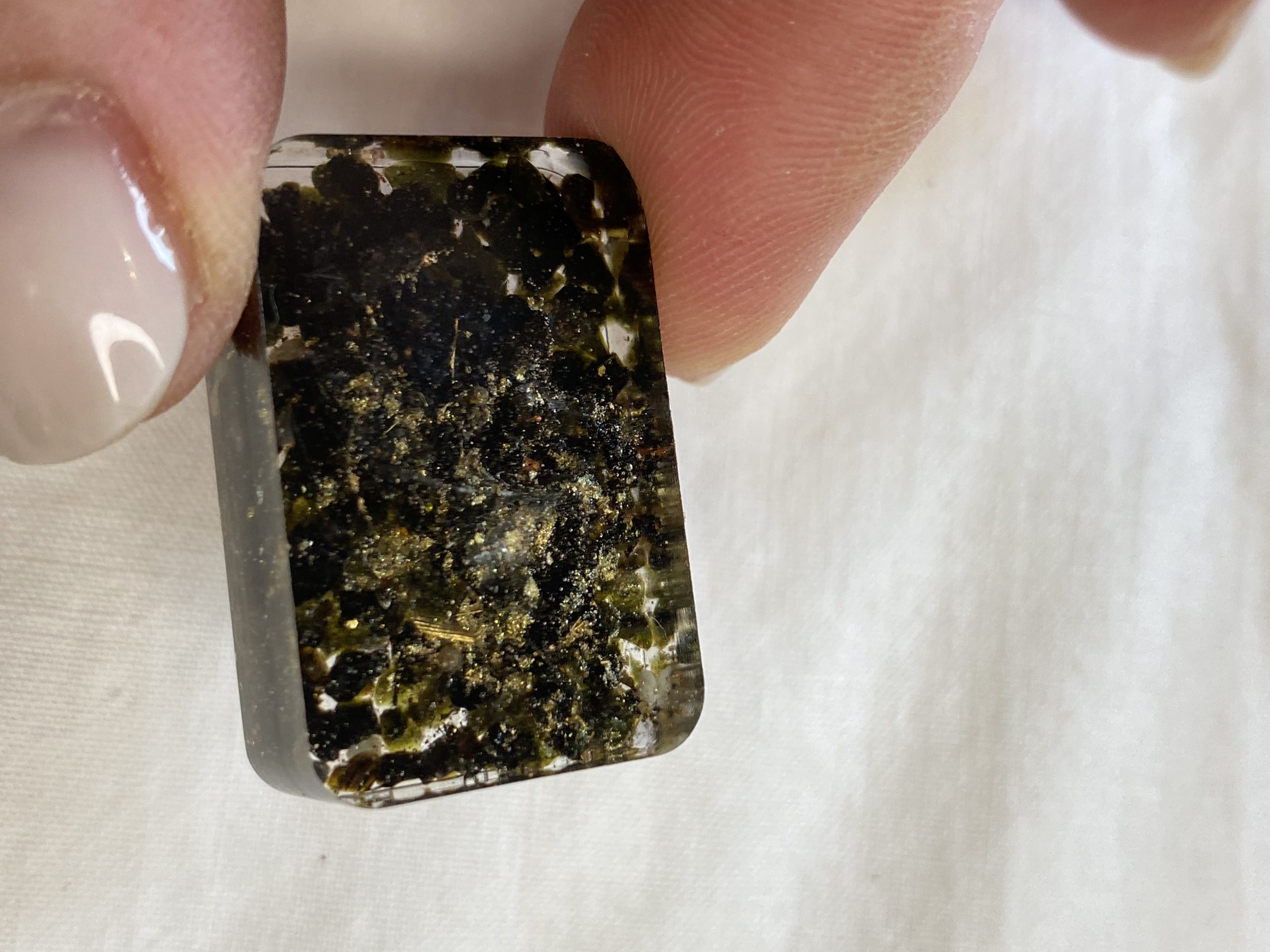 Dettaglio della Zeolite naturale inglobata nelle Rune artigianali in resina